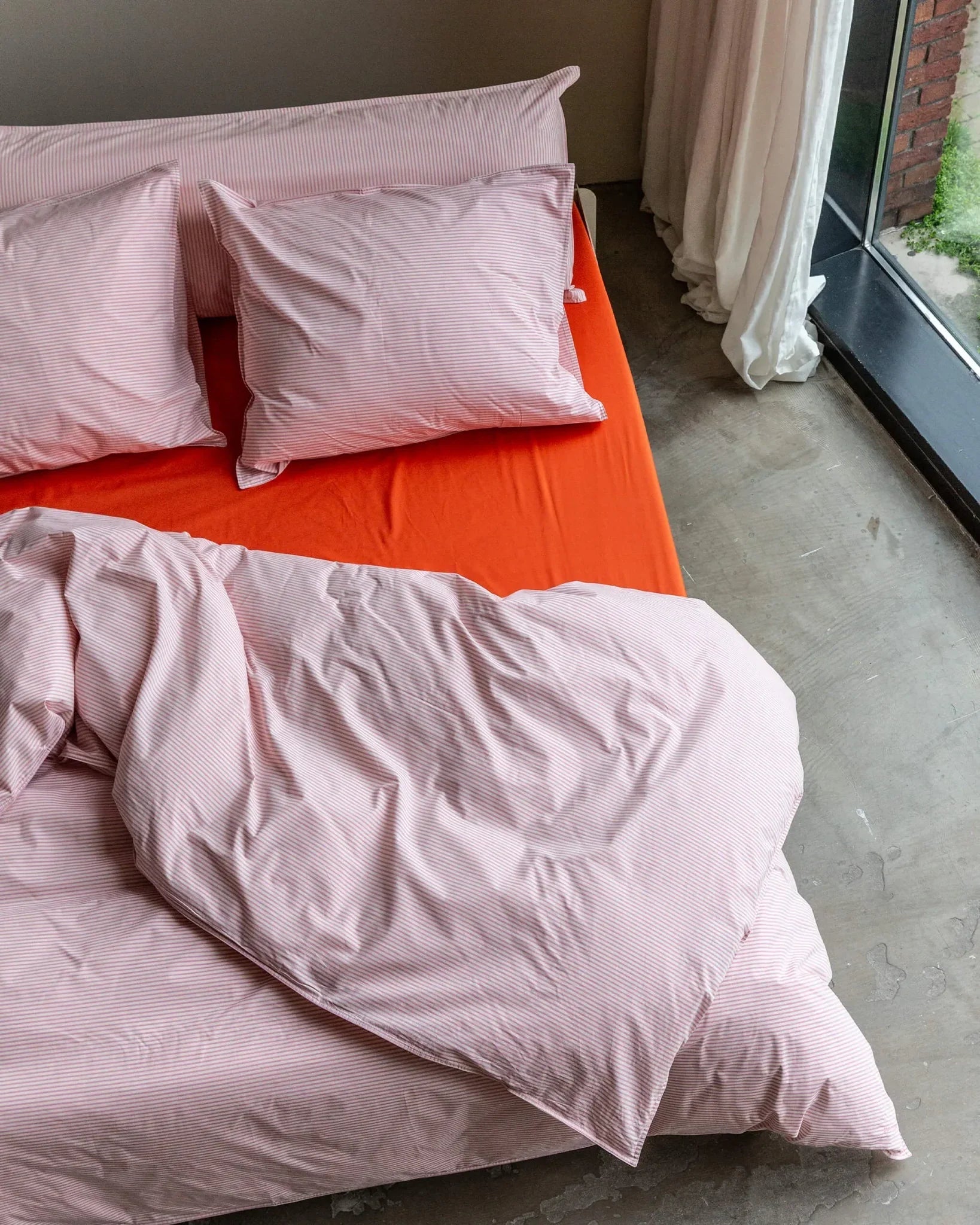 SUITE702 - Gestreifter Kissenbezug aus Bio-Baumwolle (80 x 80 cm) • Pink-Ecru - ROSA ECK