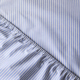 SUITE702 - Gestreiftes Spannbettlaken aus Bio-Baumwolle • Blue-Ecru - ROSA ECK