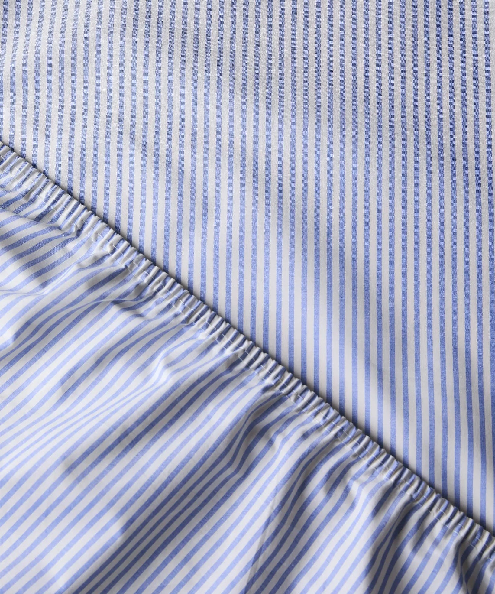 SUITE702 - Gestreiftes Spannbettlaken aus Bio-Baumwolle • Blue-Ecru - ROSA ECK
