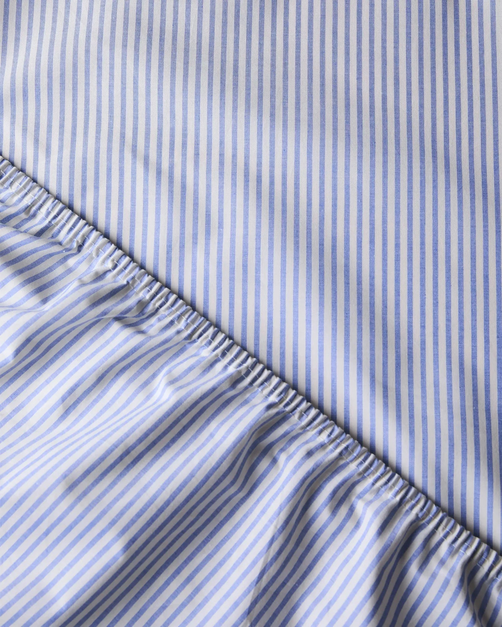 SUITE702 - Gestreiftes Spannbettlaken aus Bio-Baumwolle • Blue-Ecru - ROSA ECK