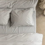 SUITE702 - Gestreiftes Spannbettlaken aus Bio-Baumwolle • Blue-Ecru - ROSA ECK