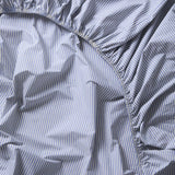 SUITE702 - Gestreiftes Spannbettlaken aus Bio-Baumwolle • Blue-Ecru - ROSA ECK