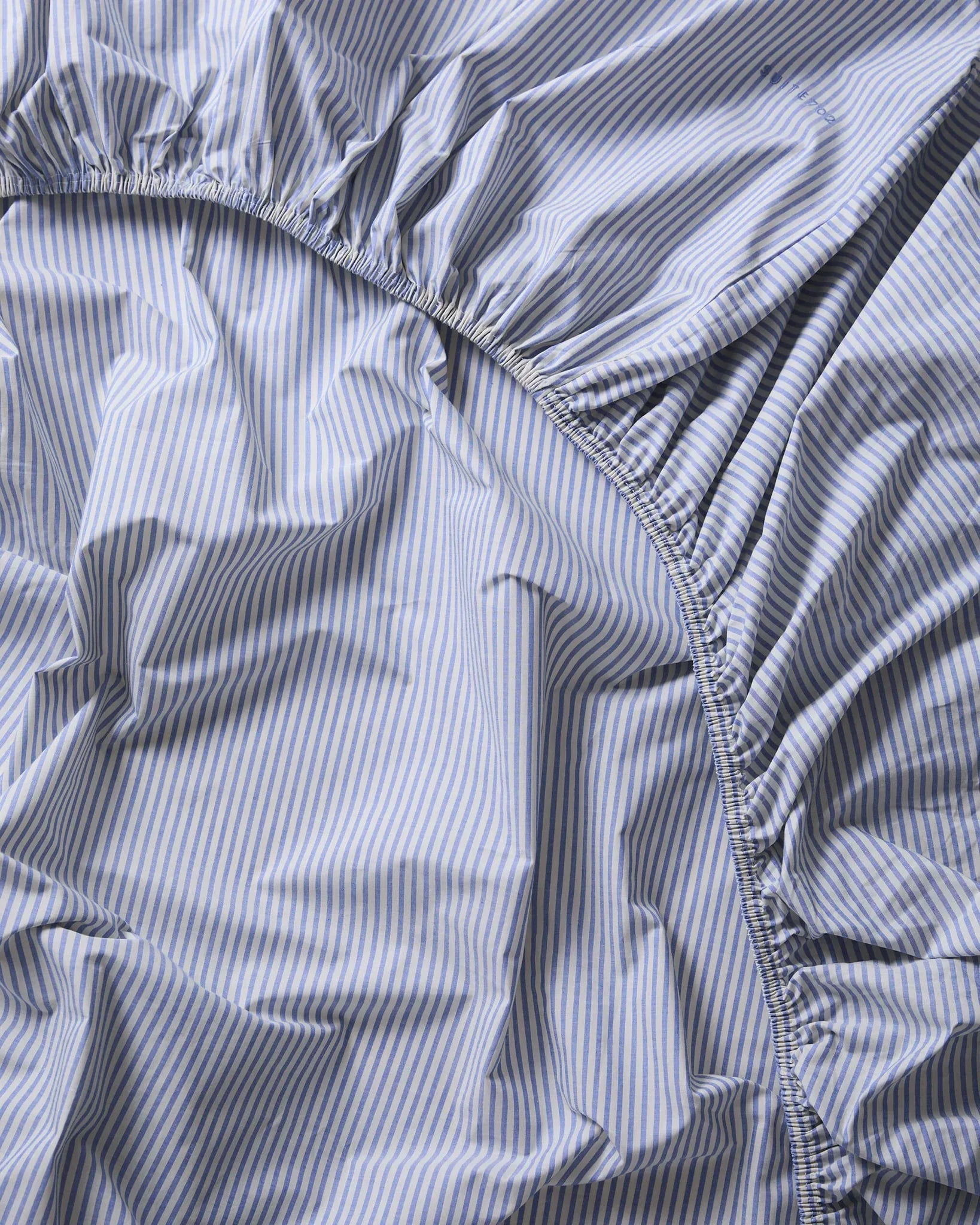 SUITE702 - Gestreiftes Spannbettlaken aus Bio-Baumwolle • Blue-Ecru - ROSA ECK