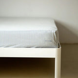 SUITE702 - Gestreiftes Spannbettlaken aus Bio-Baumwolle • Blue-Ecru - ROSA ECK