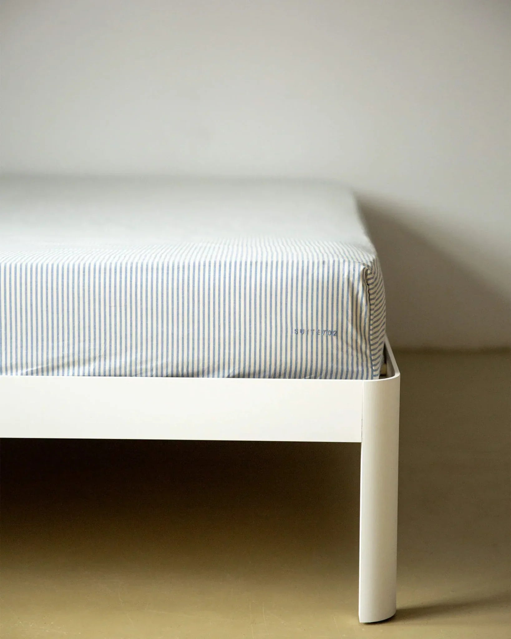SUITE702 - Gestreiftes Spannbettlaken aus Bio-Baumwolle • Blue-Ecru - ROSA ECK