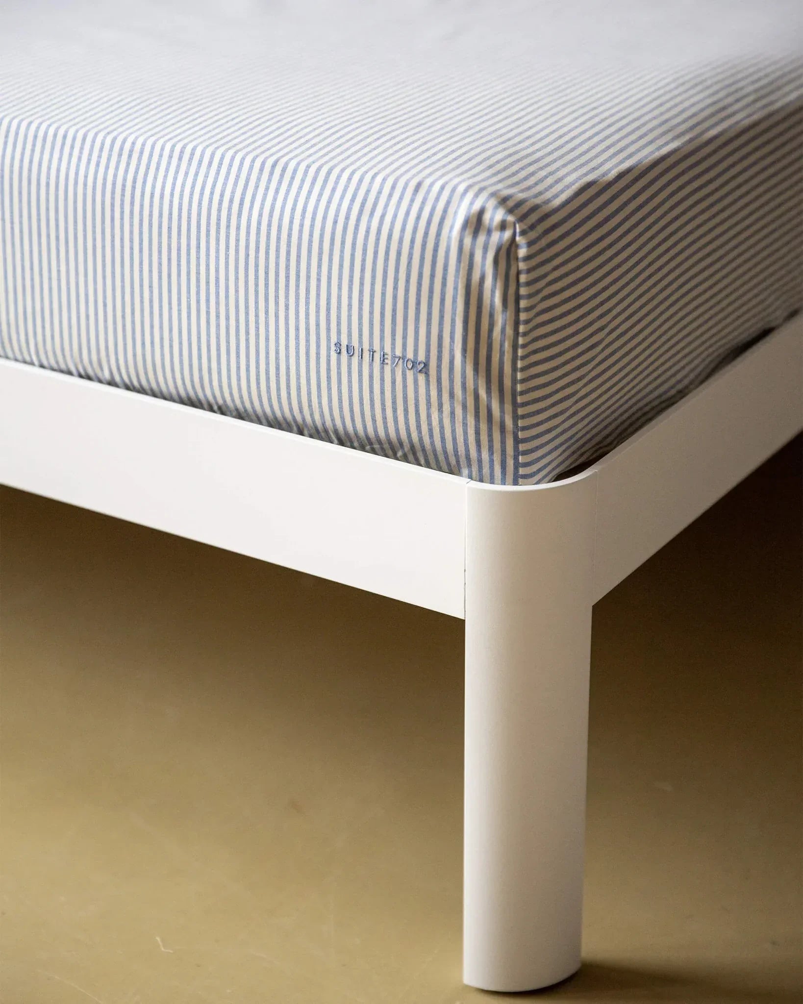 SUITE702 - Gestreiftes Spannbettlaken aus Bio-Baumwolle • Blue-Ecru - ROSA ECK