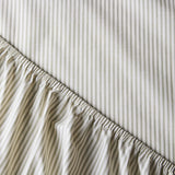 SUITE702 - Gestreiftes Spannbettlaken aus Bio-Baumwolle • Olive-Ecru - ROSA ECK