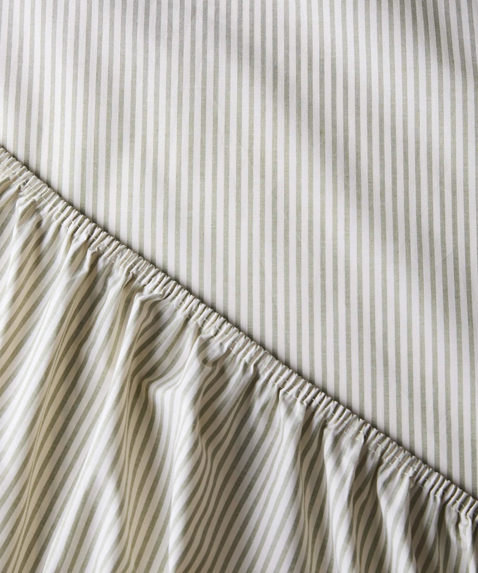 SUITE702 - Gestreiftes Spannbettlaken aus Bio-Baumwolle • Olive-Ecru - ROSA ECK