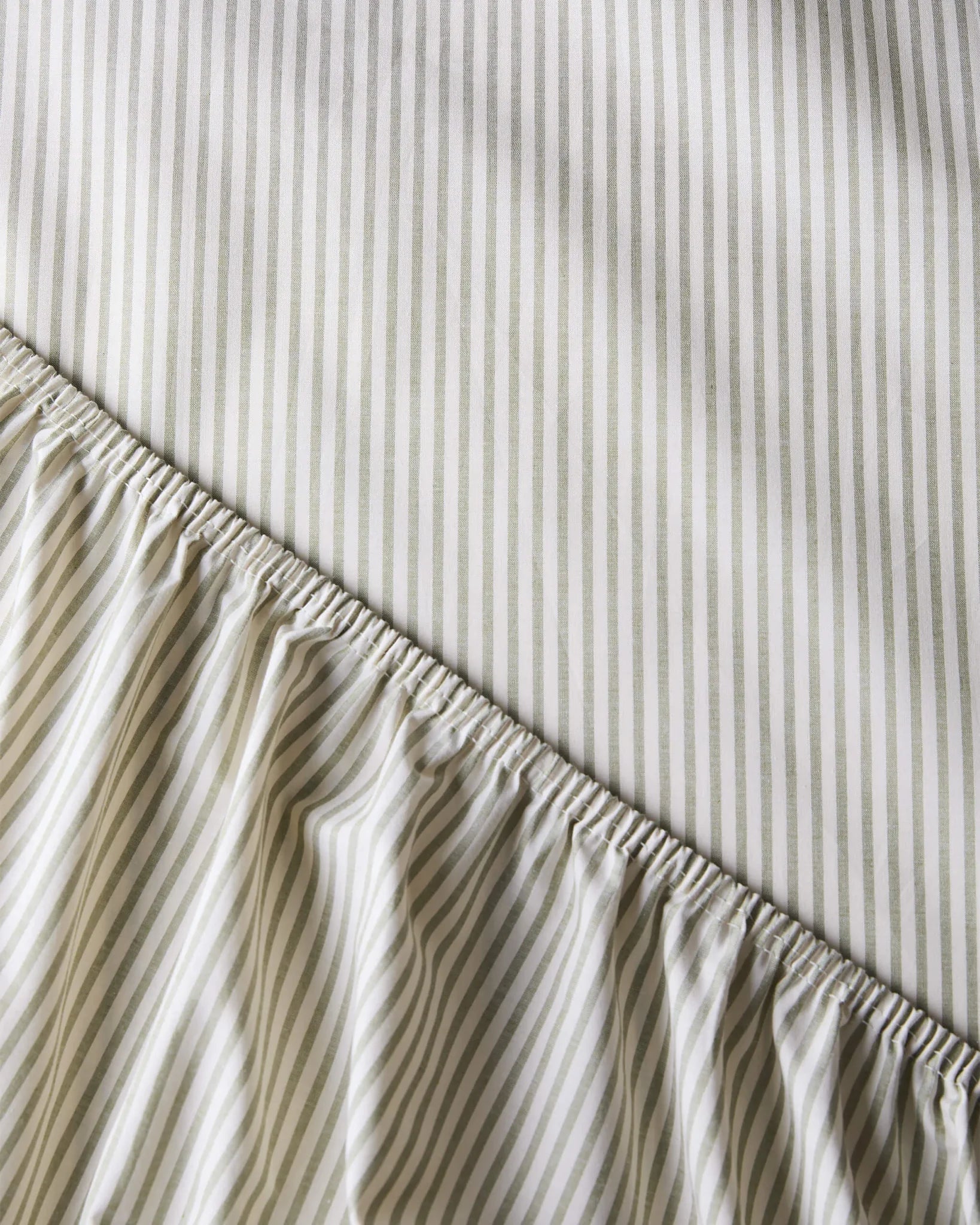 SUITE702 - Gestreiftes Spannbettlaken aus Bio-Baumwolle • Olive-Ecru - ROSA ECK