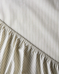 SUITE702 - Gestreiftes Spannbettlaken aus Bio-Baumwolle • Olive-Ecru - ROSA ECK