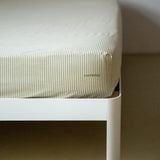 SUITE702 - Gestreiftes Spannbettlaken aus Bio-Baumwolle • Olive-Ecru - ROSA ECK