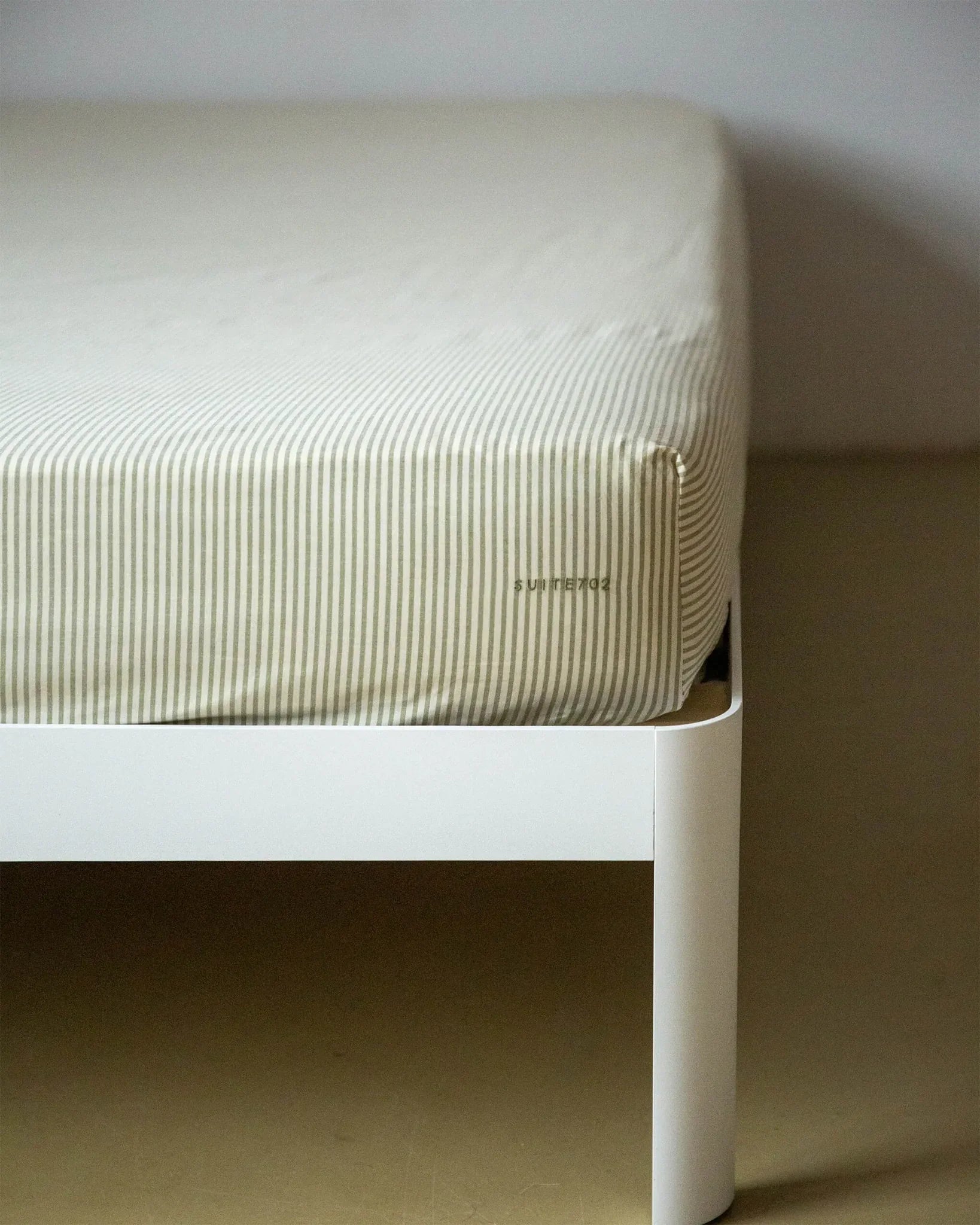 SUITE702 - Gestreiftes Spannbettlaken aus Bio-Baumwolle • Olive-Ecru - ROSA ECK