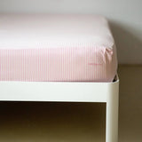 SUITE702 - Gestreiftes Spannbettlaken aus Bio-Baumwolle • Pink-Ecru - ROSA ECK