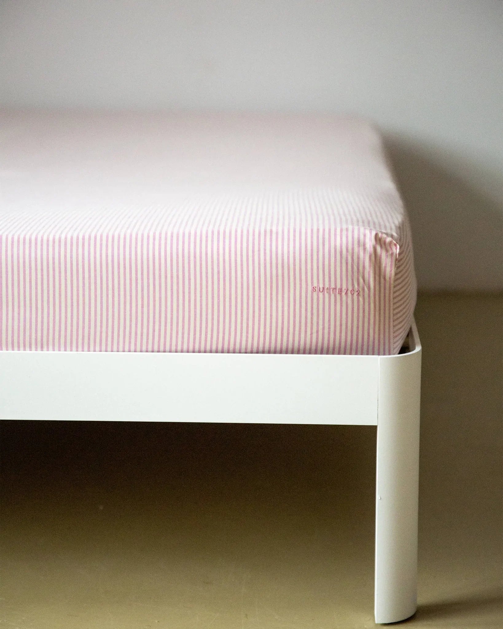 SUITE702 - Gestreiftes Spannbettlaken aus Bio-Baumwolle • Pink-Ecru - ROSA ECK