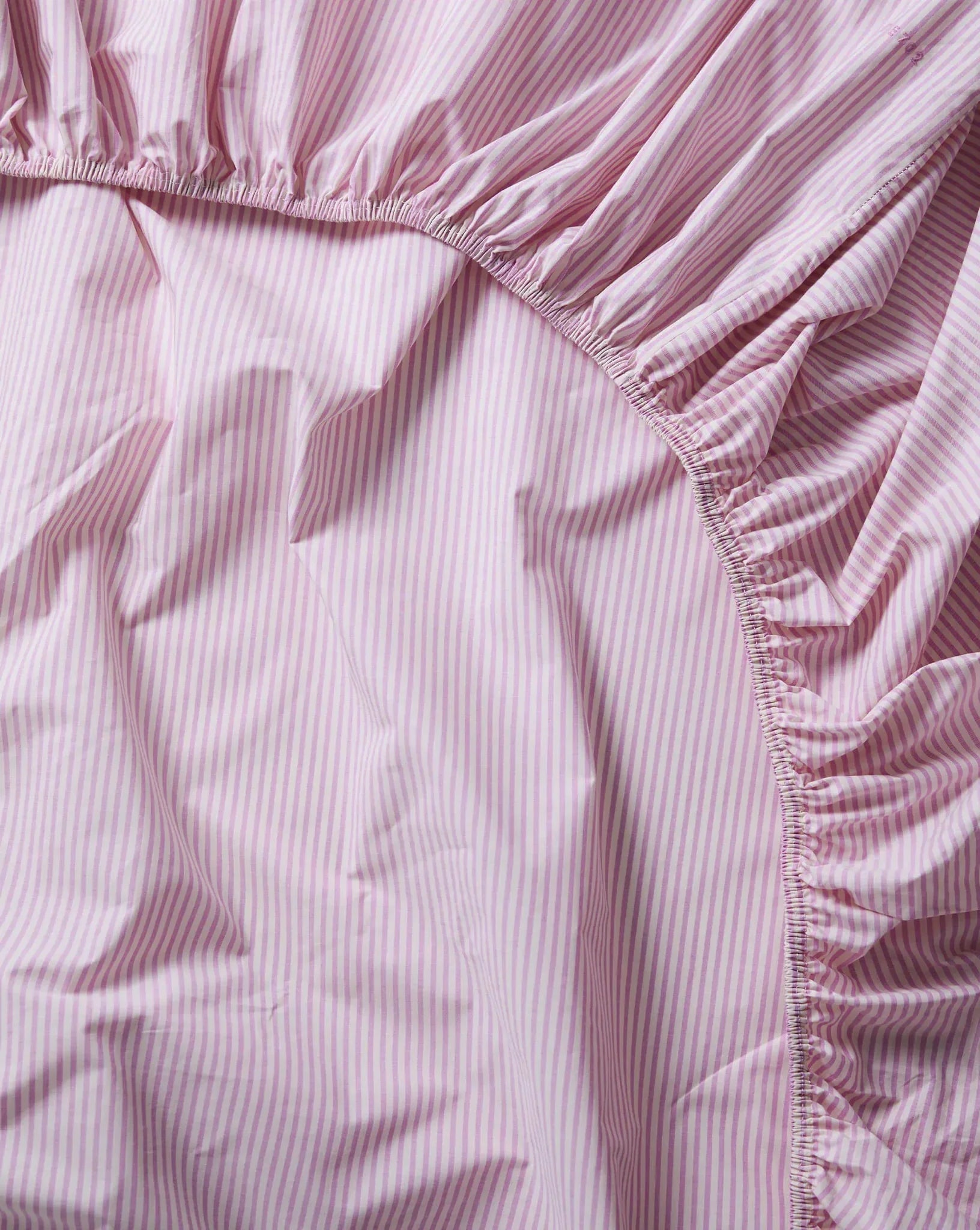 SUITE702 - Gestreiftes Spannbettlaken aus Bio-Baumwolle • Pink-Ecru - ROSA ECK
