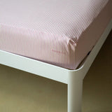 SUITE702 - Gestreiftes Spannbettlaken aus Bio-Baumwolle • Pink-Ecru - ROSA ECK