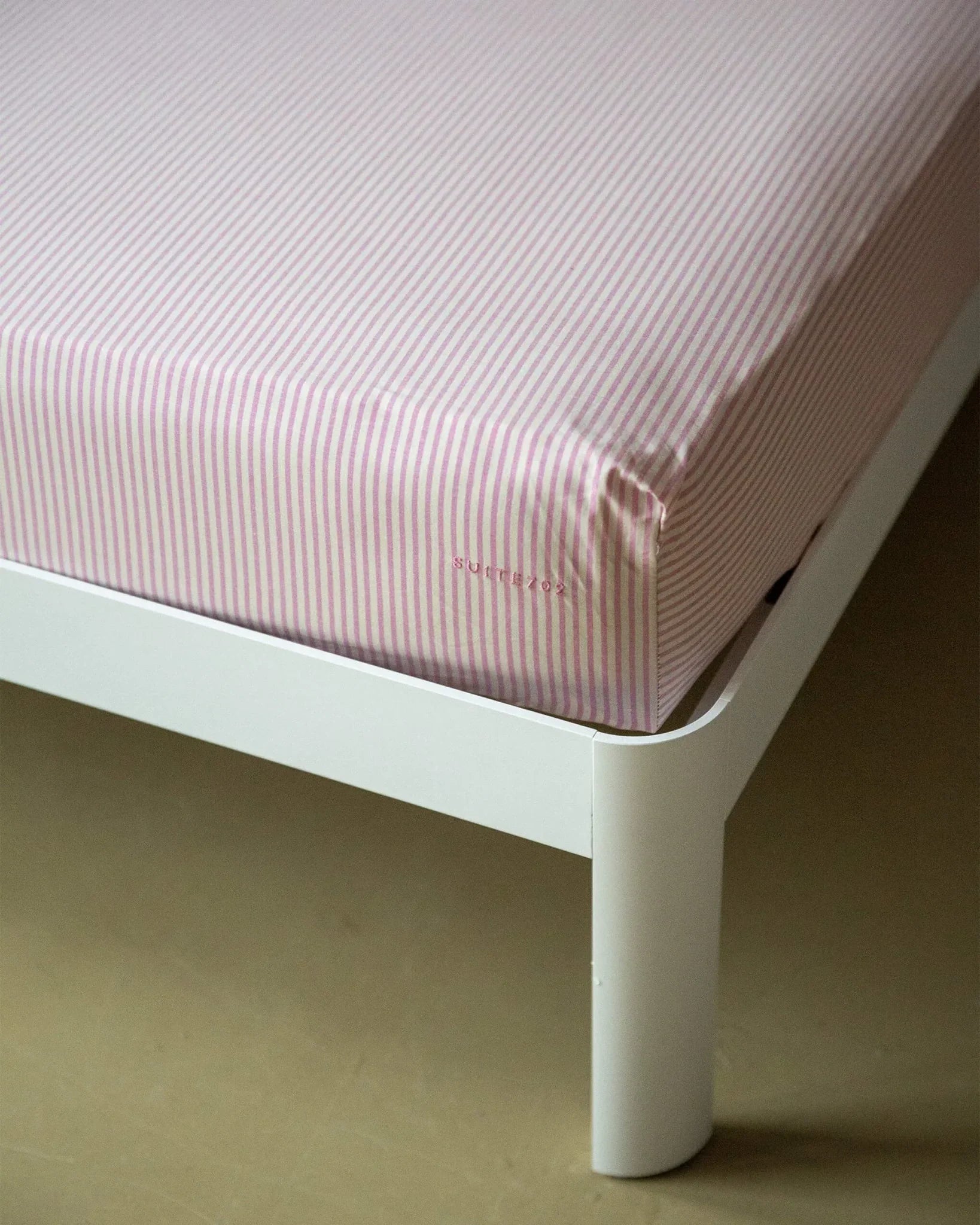 SUITE702 - Gestreiftes Spannbettlaken aus Bio-Baumwolle • Pink-Ecru - ROSA ECK