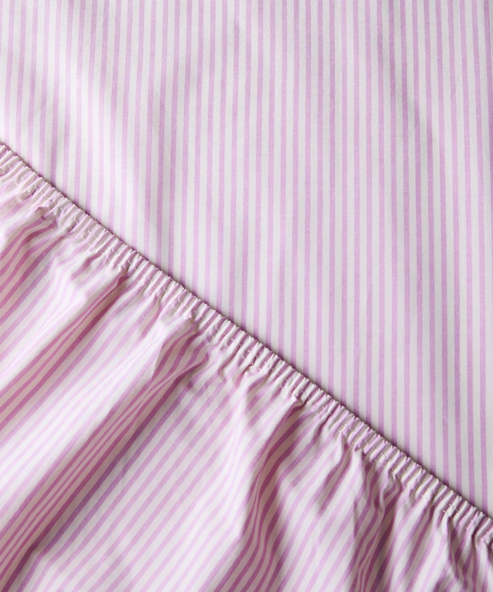 SUITE702 - Gestreiftes Spannbettlaken aus Bio-Baumwolle • Pink-Ecru - ROSA ECK