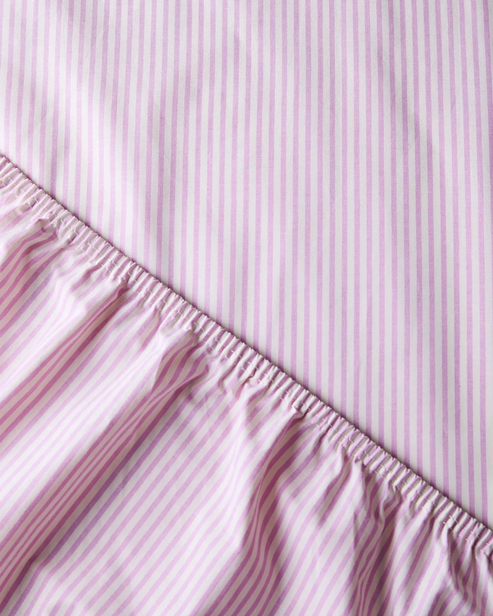 SUITE702 - Gestreiftes Spannbettlaken aus Bio-Baumwolle • Pink-Ecru - ROSA ECK