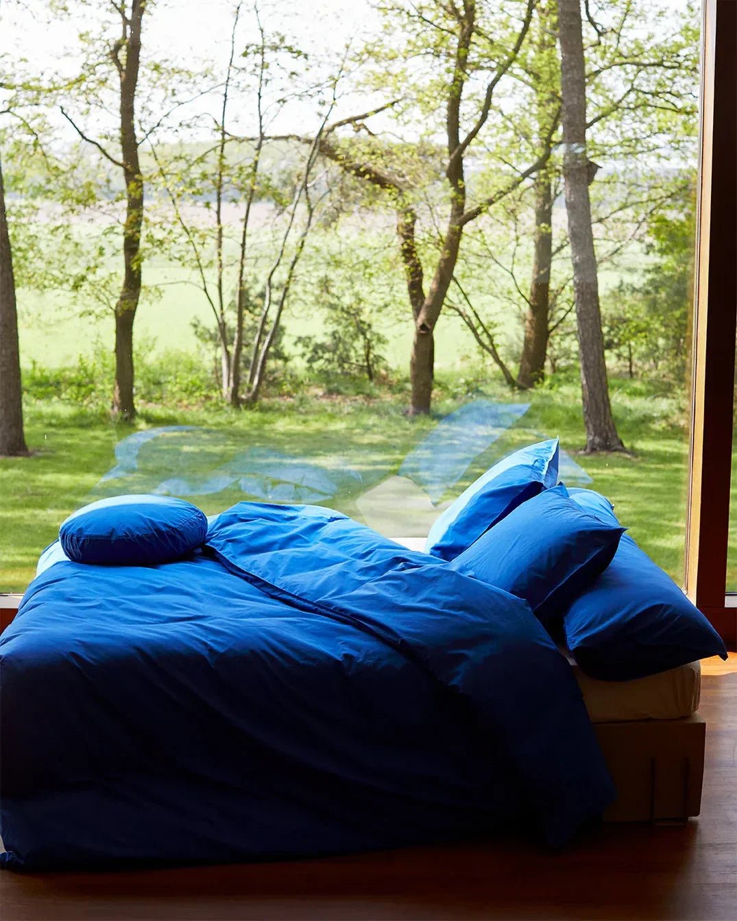 SUITE702 - Kissenbezug aus Bio-Baumwolle (80 x 80 cm) • Cobalt Blue - ROSA ECK