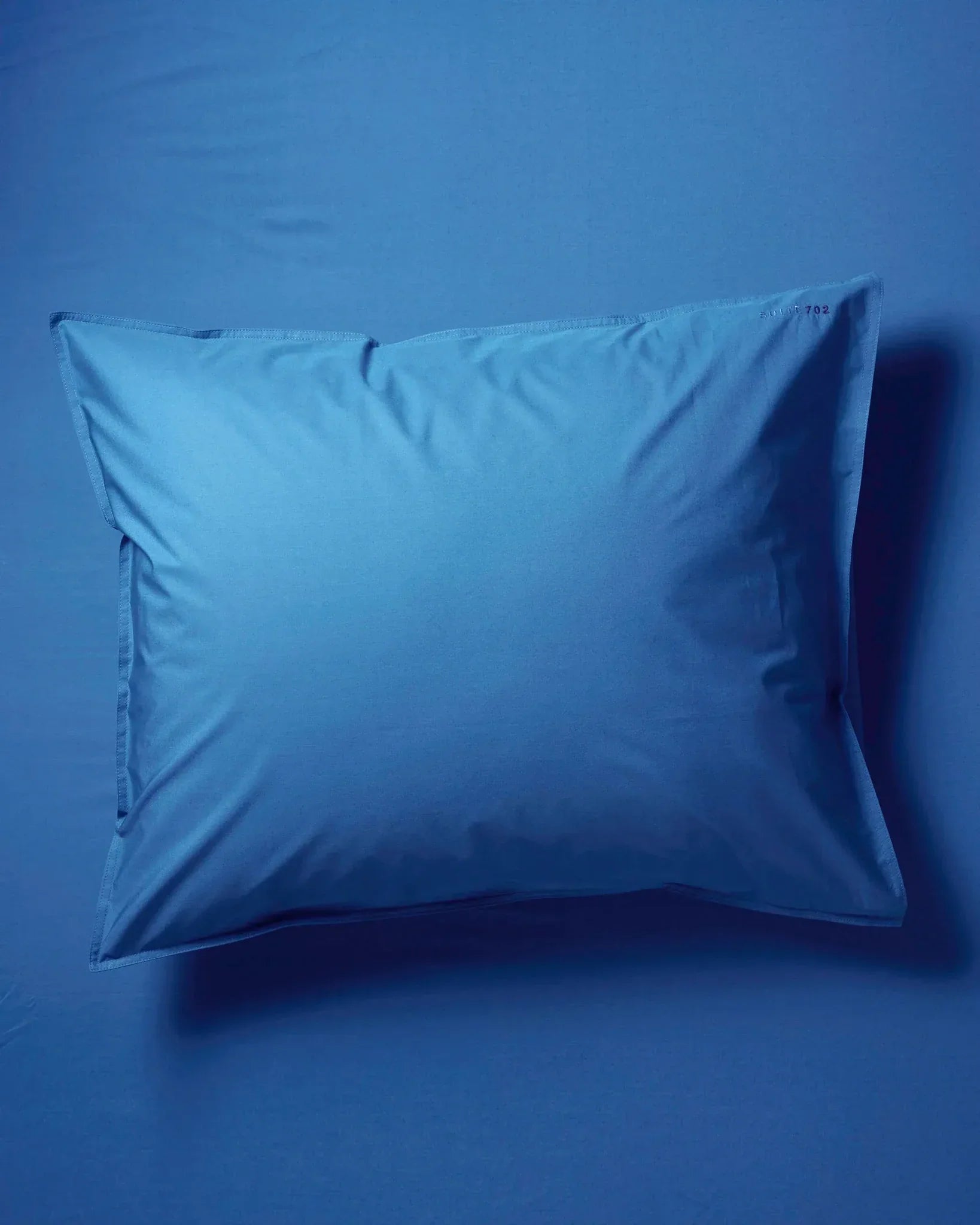 SUITE702 - Kissenbezug aus Bio-Baumwolle (80 x 80 cm) • Cobalt Blue - ROSA ECK