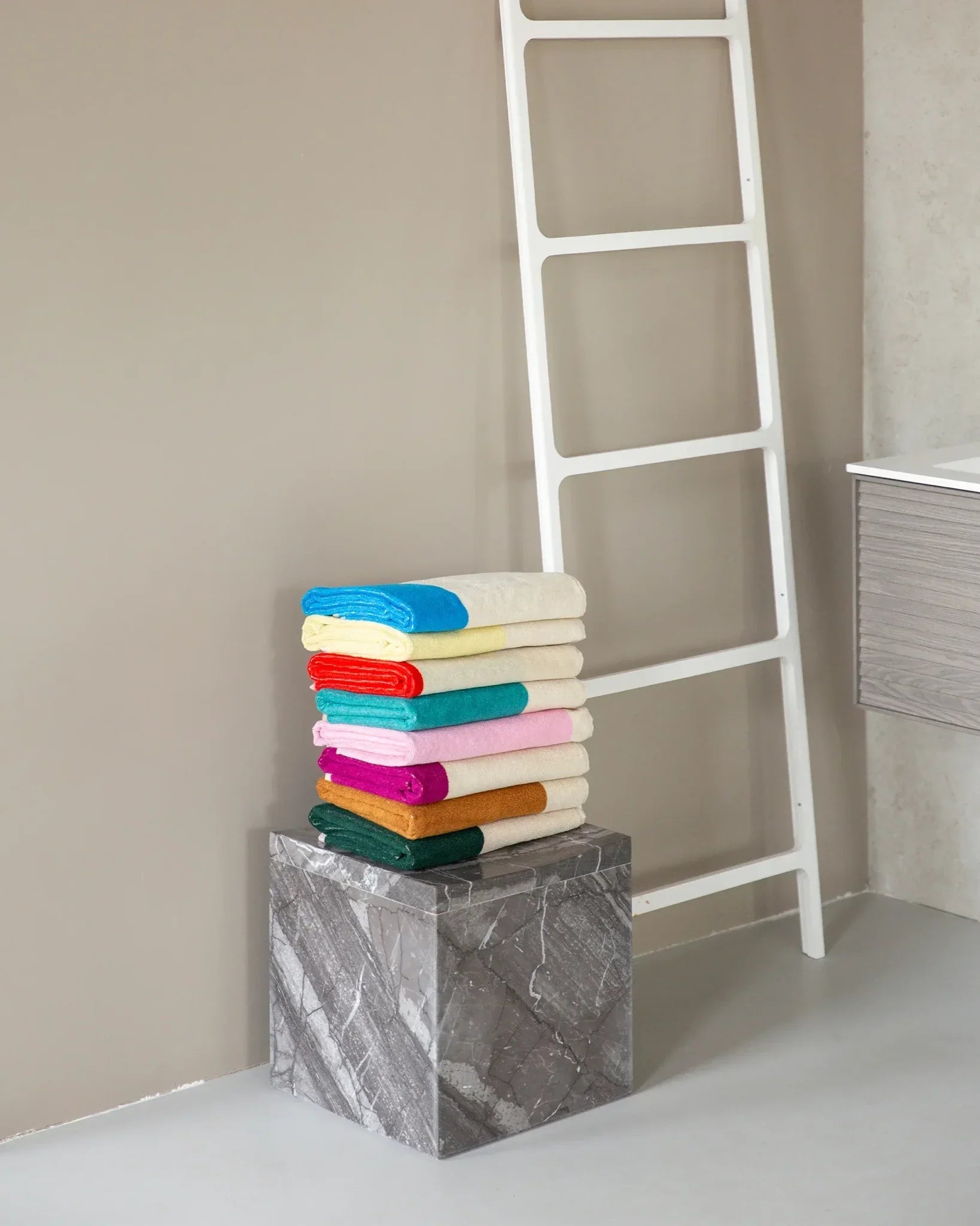 SUITE702 - MARTENS & MARTENS Badetuch (70 x 140 cm) • Red-Turquoise - ROSA ECK