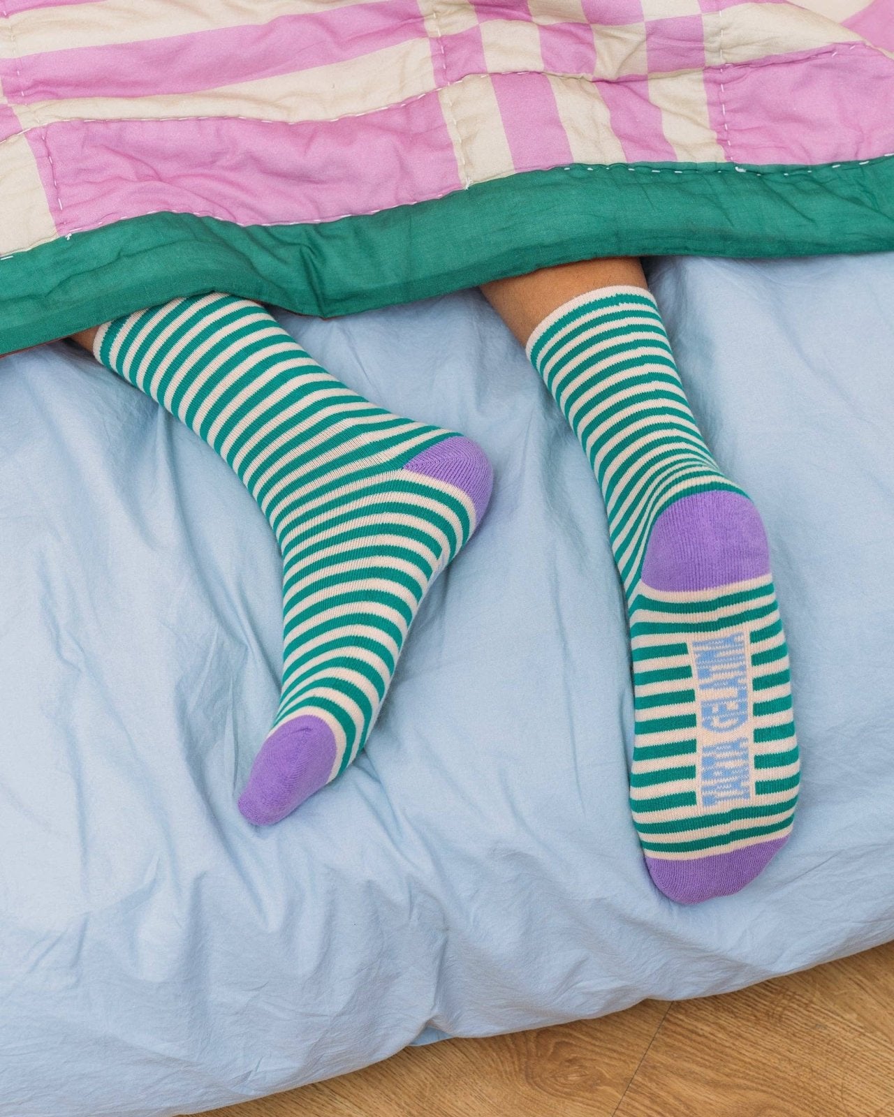 Tarta Gelatina - Gestreifte Socken • Aubergine Garden - ROSA ECK
