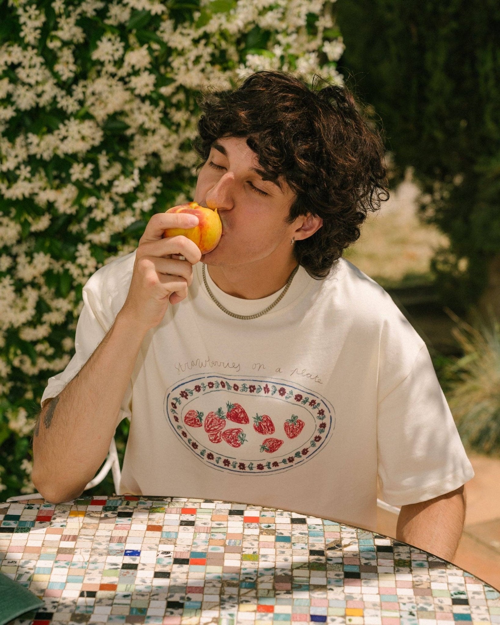 Tarta Gelatina - STRAWBERRIES ON A PLATE T-Shirt - ROSA ECK