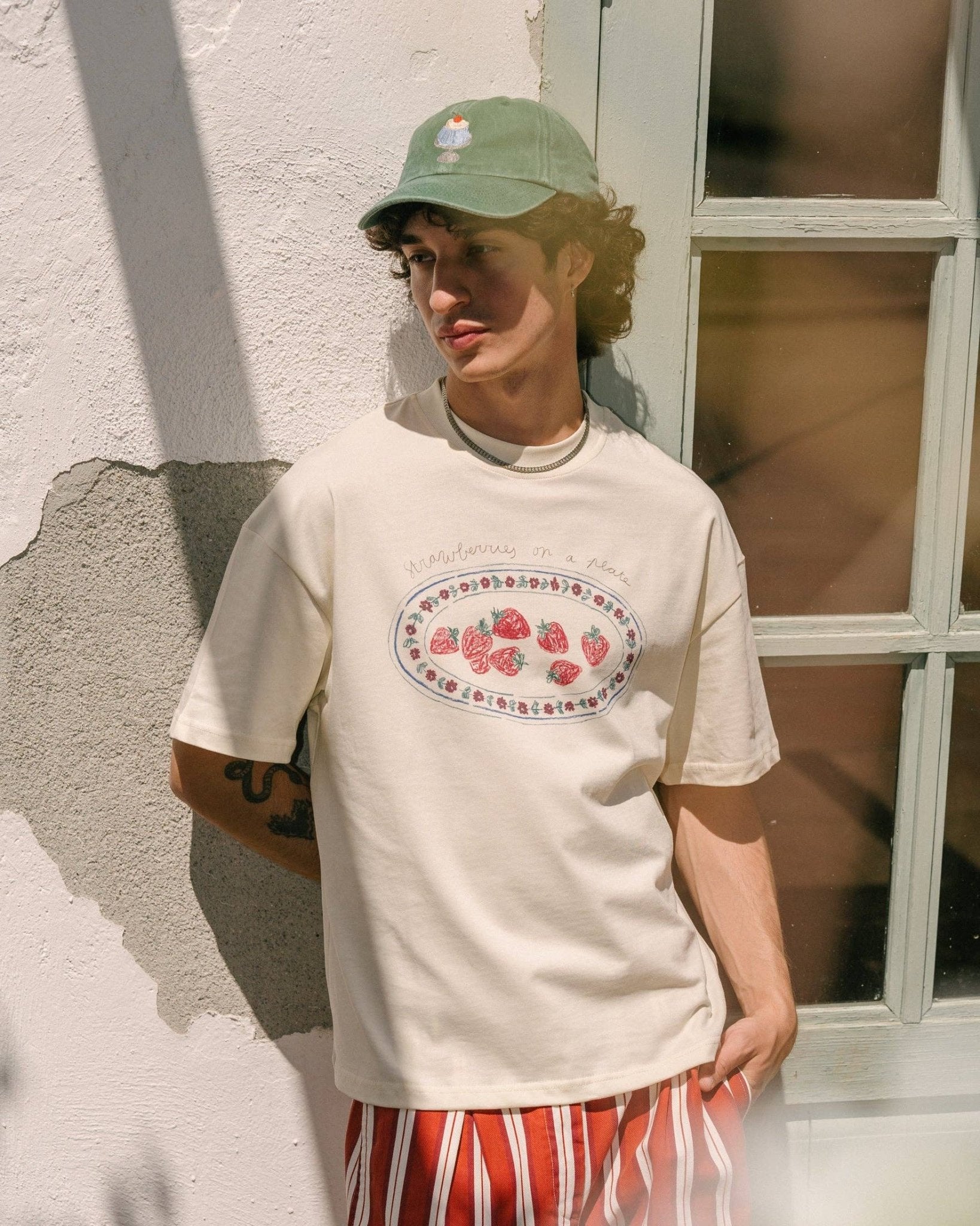 Tarta Gelatina - STRAWBERRIES ON A PLATE T-Shirt - ROSA ECK