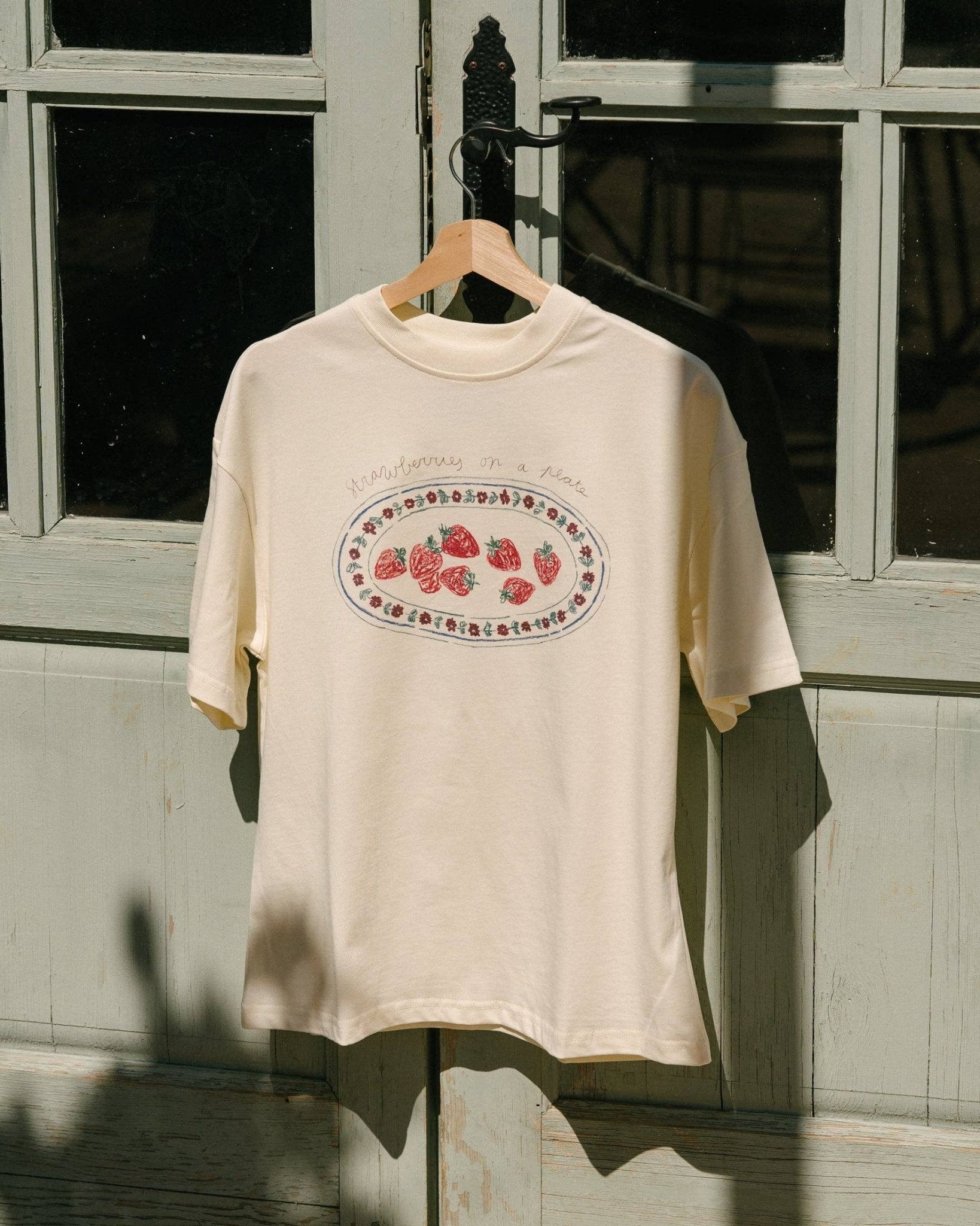 Tarta Gelatina - STRAWBERRIES ON A PLATE T-Shirt - ROSA ECK