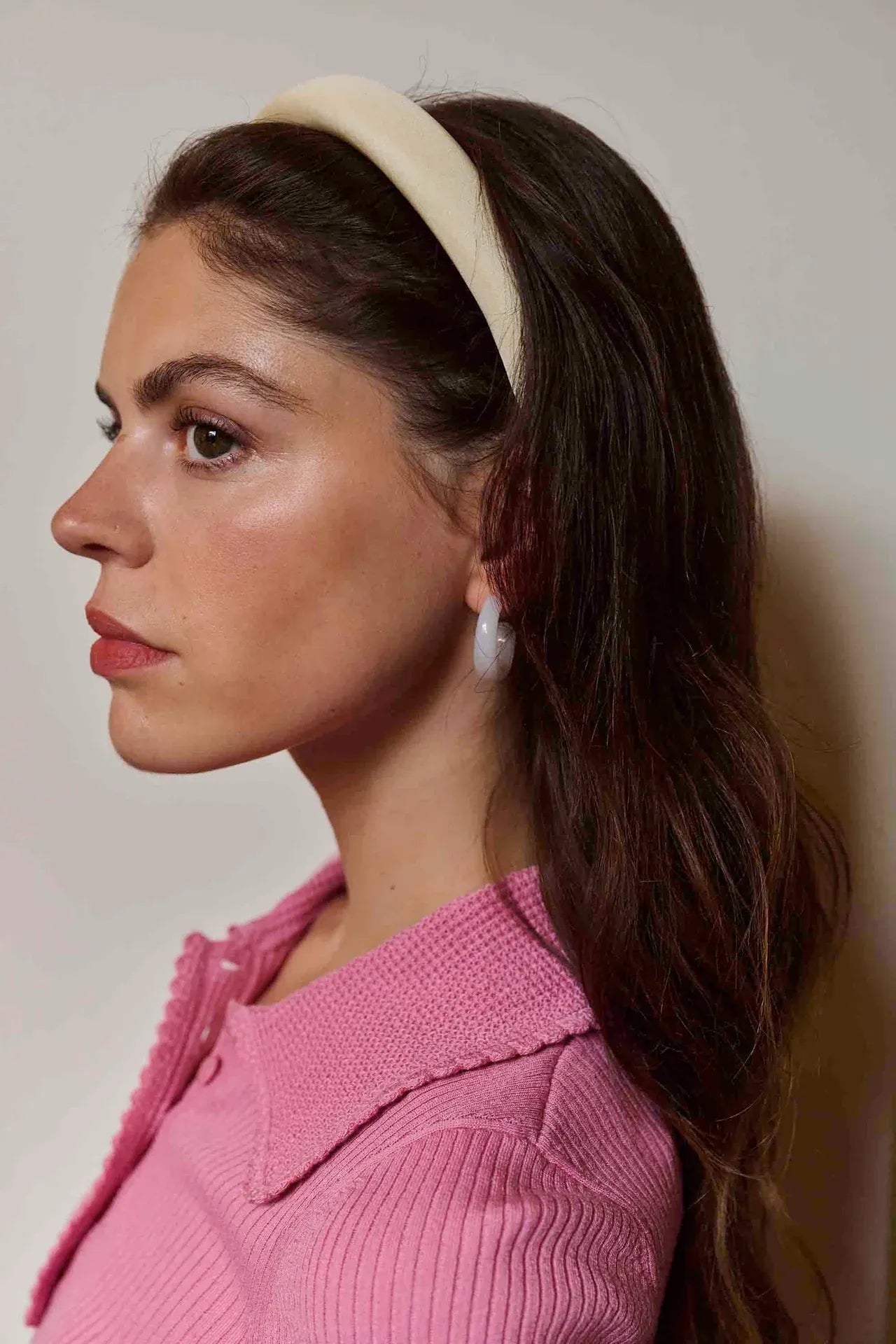 The Sticky Sis Club - CLUB CHIC Haarreif • pearl white - ROSA ECK