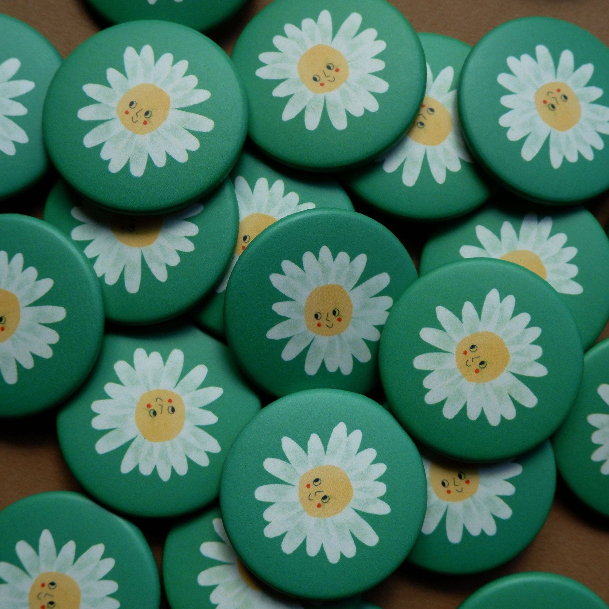 tinyday - GÄNSEBLÜMCHEN Button (37 mm) - ROSA ECK