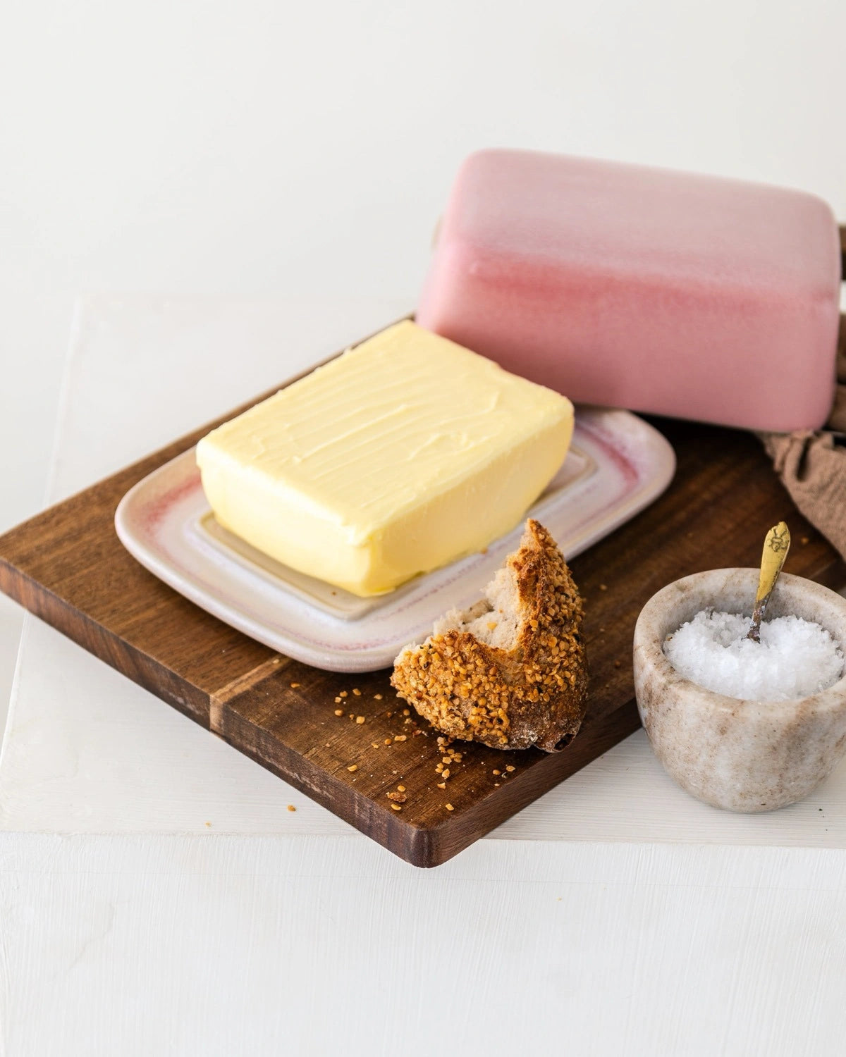 Altrosa Butterdose von Vila Cerâmica auf dem Frühstückstisch