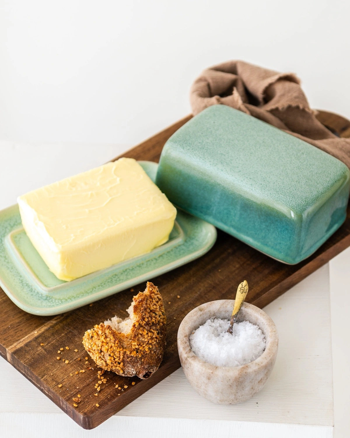 Türkise Butterdose von Vila Cerâmica auf dem Frühstückstisch