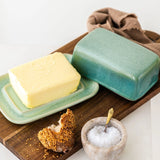 Türkise Butterdose von Vila Cerâmica auf dem Frühstückstisch