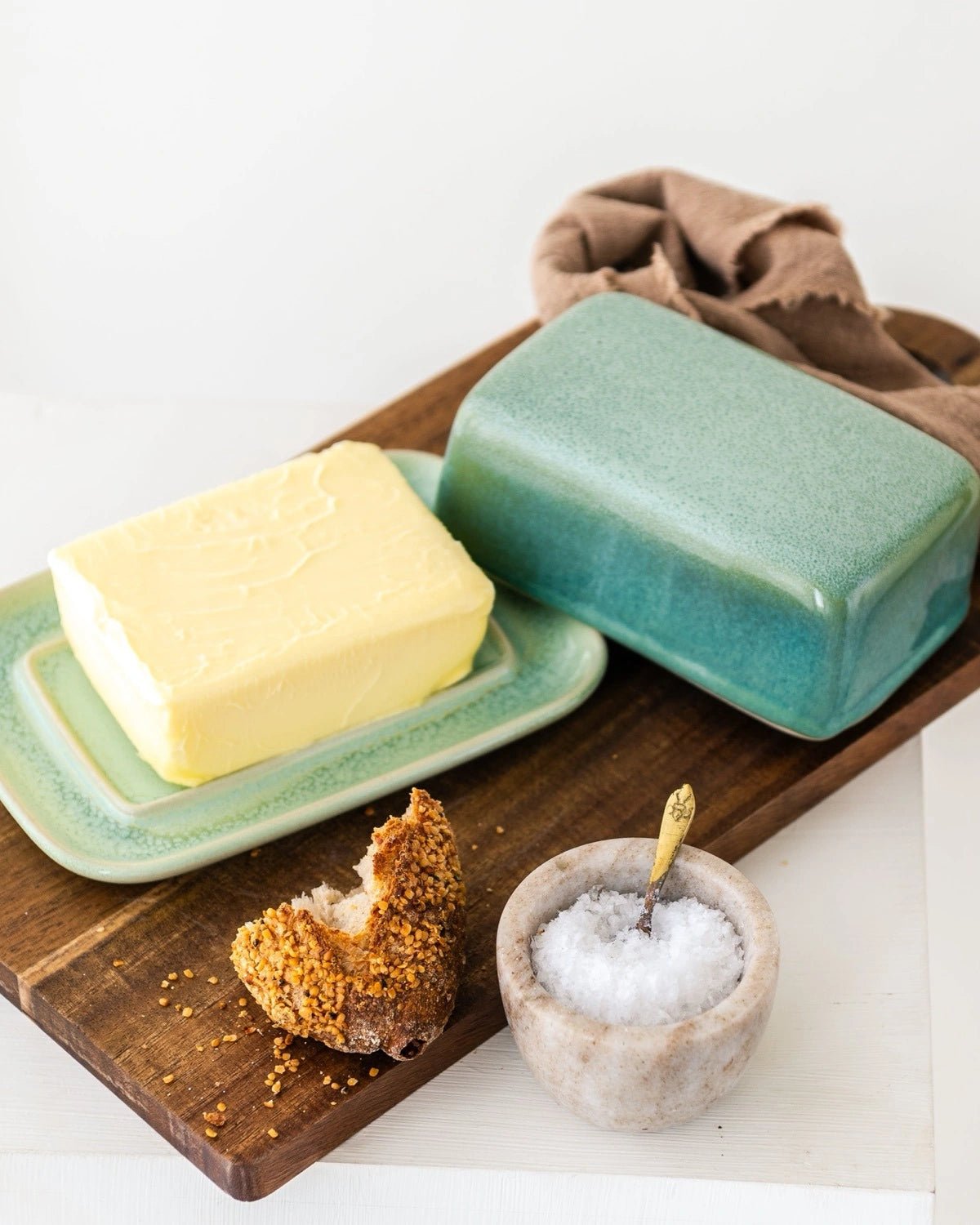 Türkise Butterdose von Vila Cerâmica auf dem Frühstückstisch