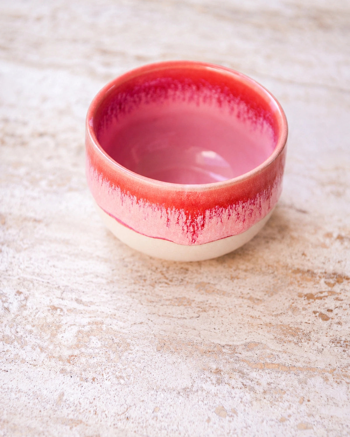 Beige-rosa Cappuccino-Becher von Vila Cerâmica im Ambiente