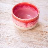 Beige-rosa Cappuccino-Becher von Vila Cerâmica im Ambiente