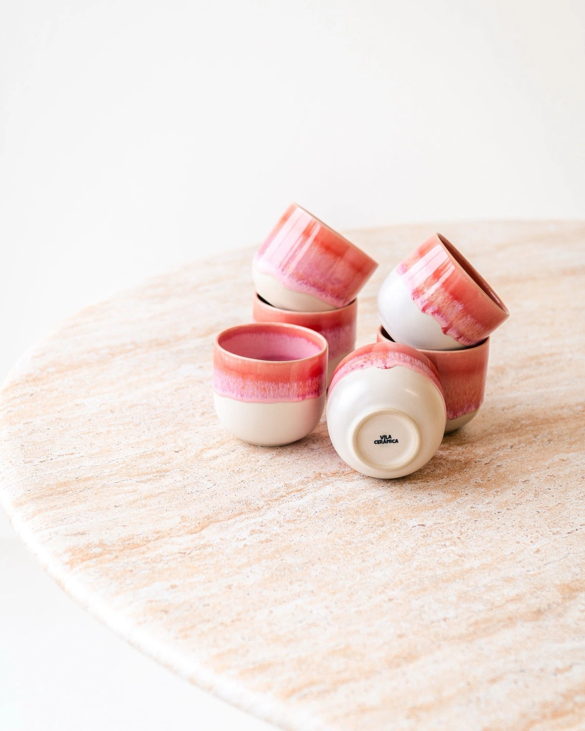 Beige-rosa Keramikbecher von Vila Cerâmica im Ambiente