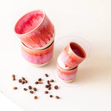 Espressobecher aus Steinzeug in Beige mit Pink, mit Kaffeebohnen