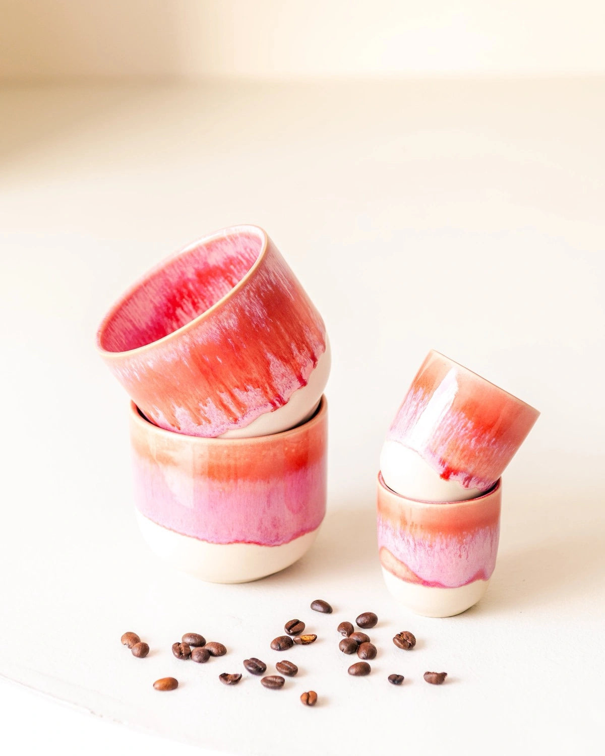 Beige-pinker Espressobecher von Vila Cerâmica im Ambiente