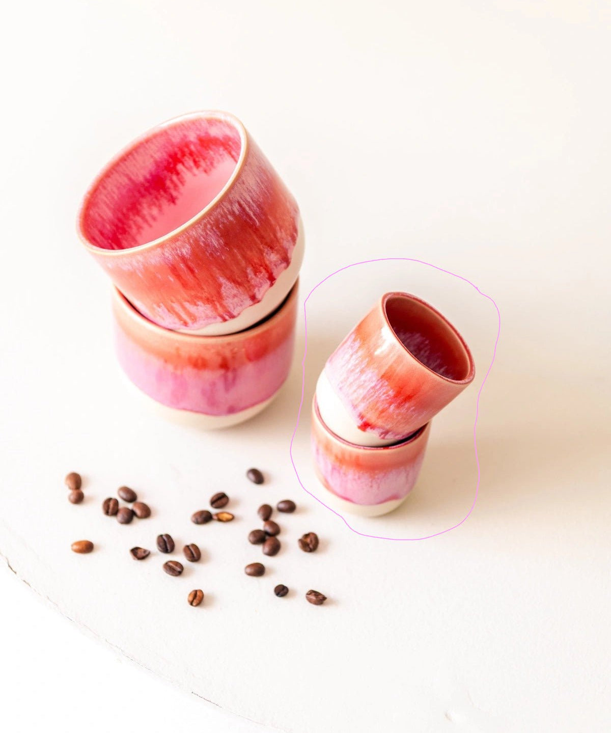 Espressobecher aus Steinzeug in Beige mit Pink, mit Kaffeebohnen