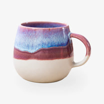 Große Kaffeetasse aus Steinzeug in Beige mit Lila und Blau