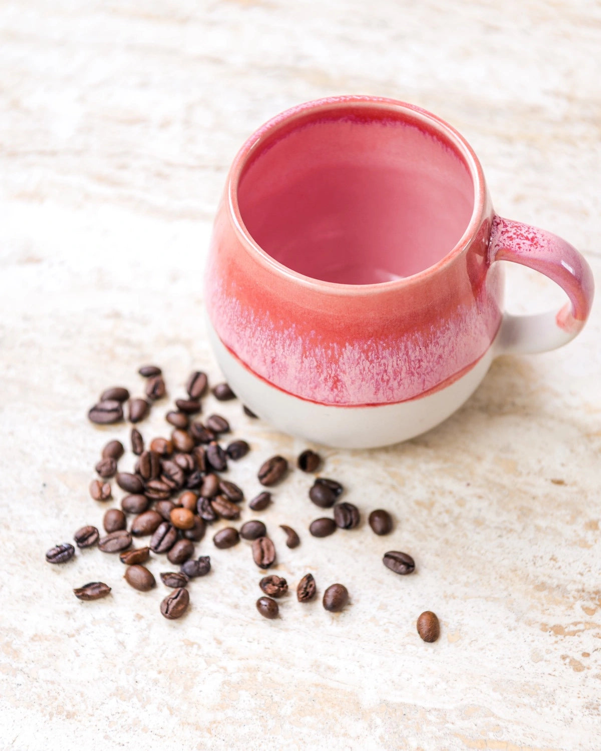 Beige-pinke Kaffeetasse von Vila Cerâmica im Ambiente
