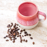 Beige-pinke Kaffeetasse von Vila Cerâmica im Ambiente