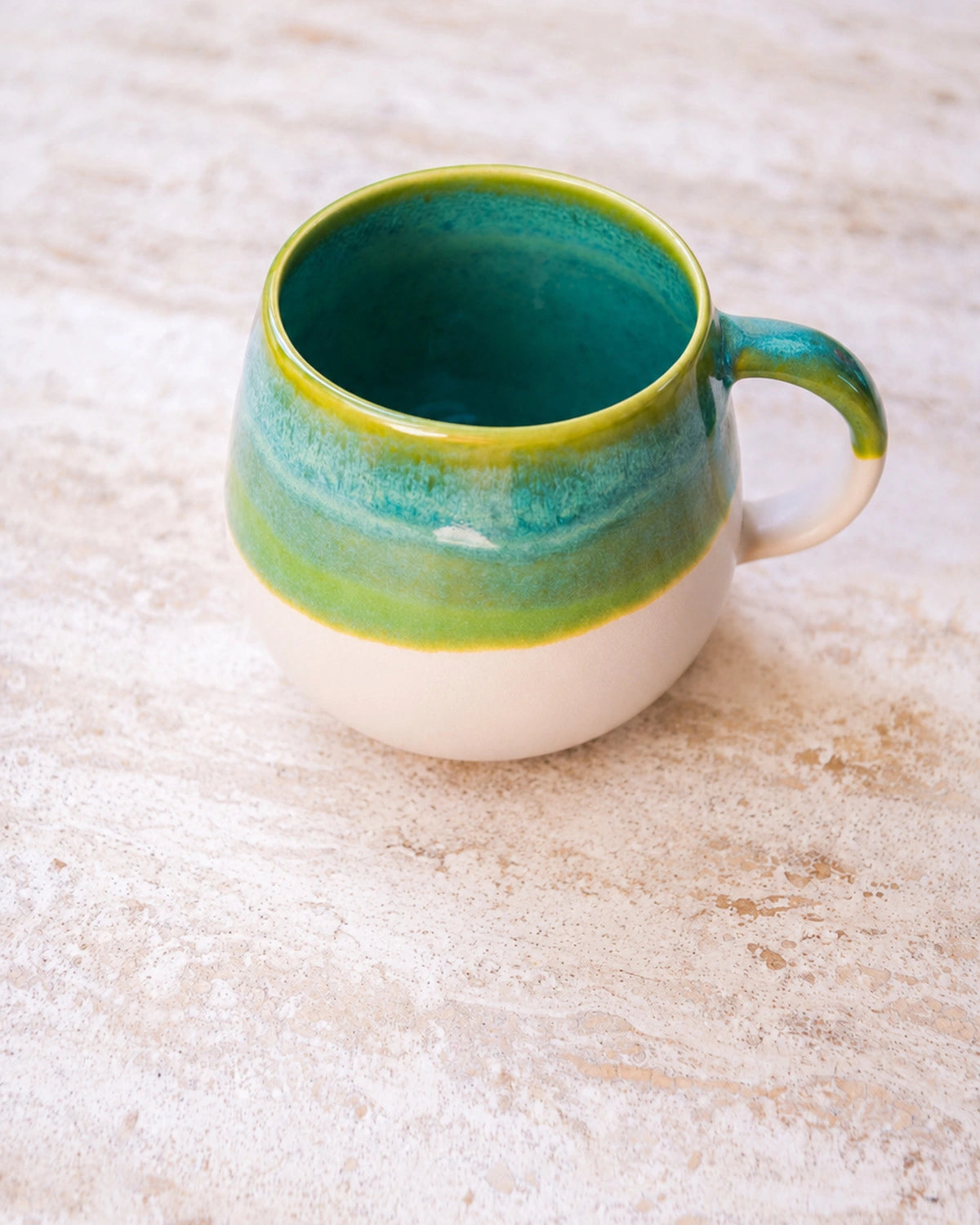 Beige-türkise Kaffeetasse von Vila Cerâmica im Ambiente