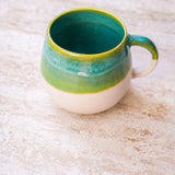 Beige-türkise Kaffeetasse von Vila Cerâmica im Ambiente