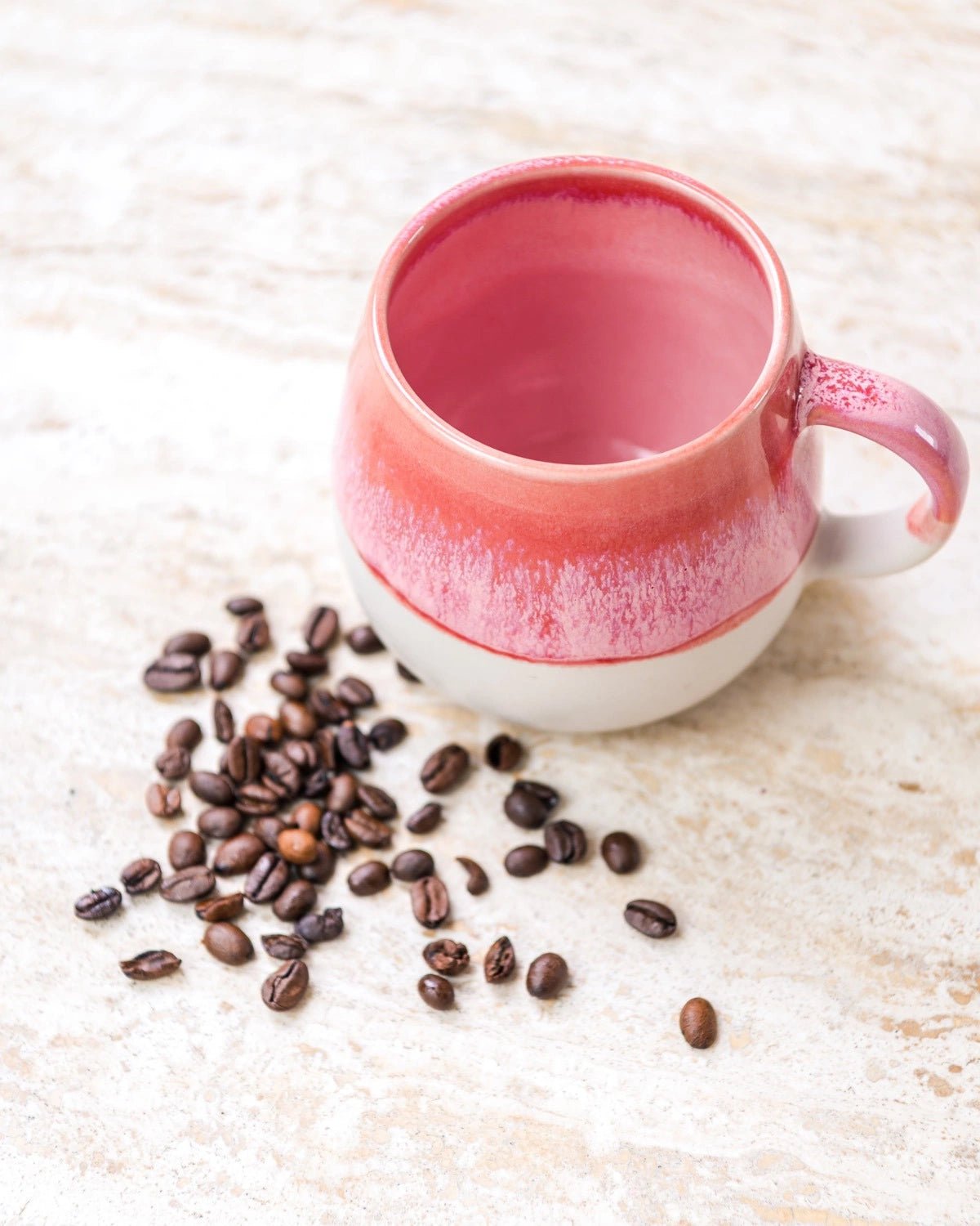 Beige-pinke Kaffeetasse von Vila Cerâmica im Ambiente