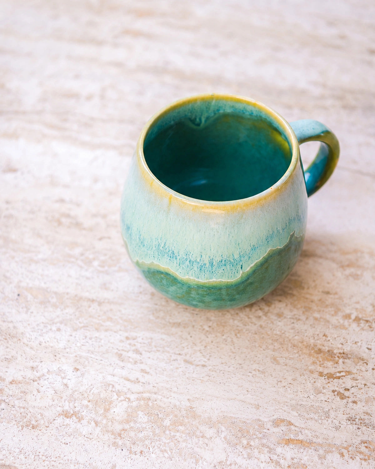 Grün-türkise Kaffeetasse von Vila Cerâmica im Ambiente
