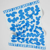 Wrap - FLOWERS AND SQUIGGLES Geschirrtuch (50 × 70 cm) • Blue/Natural - ROSA ECK